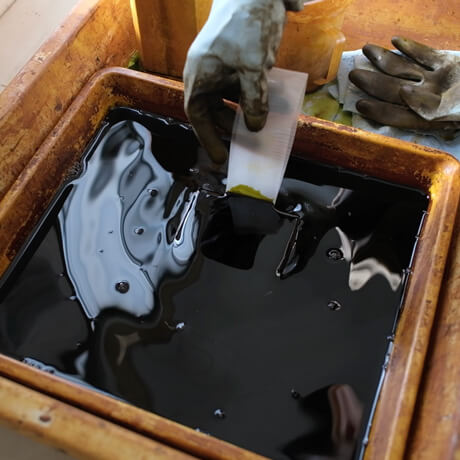 スプレーペイントを吹き付ける