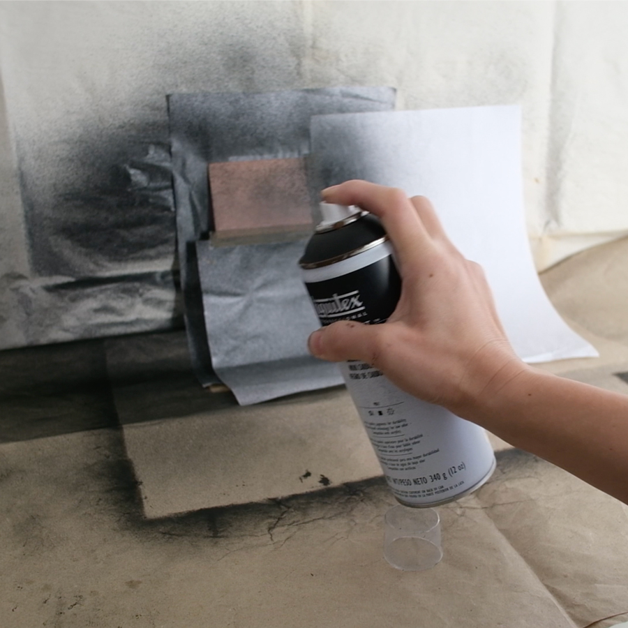 アクリルスプレーを吹き付ける